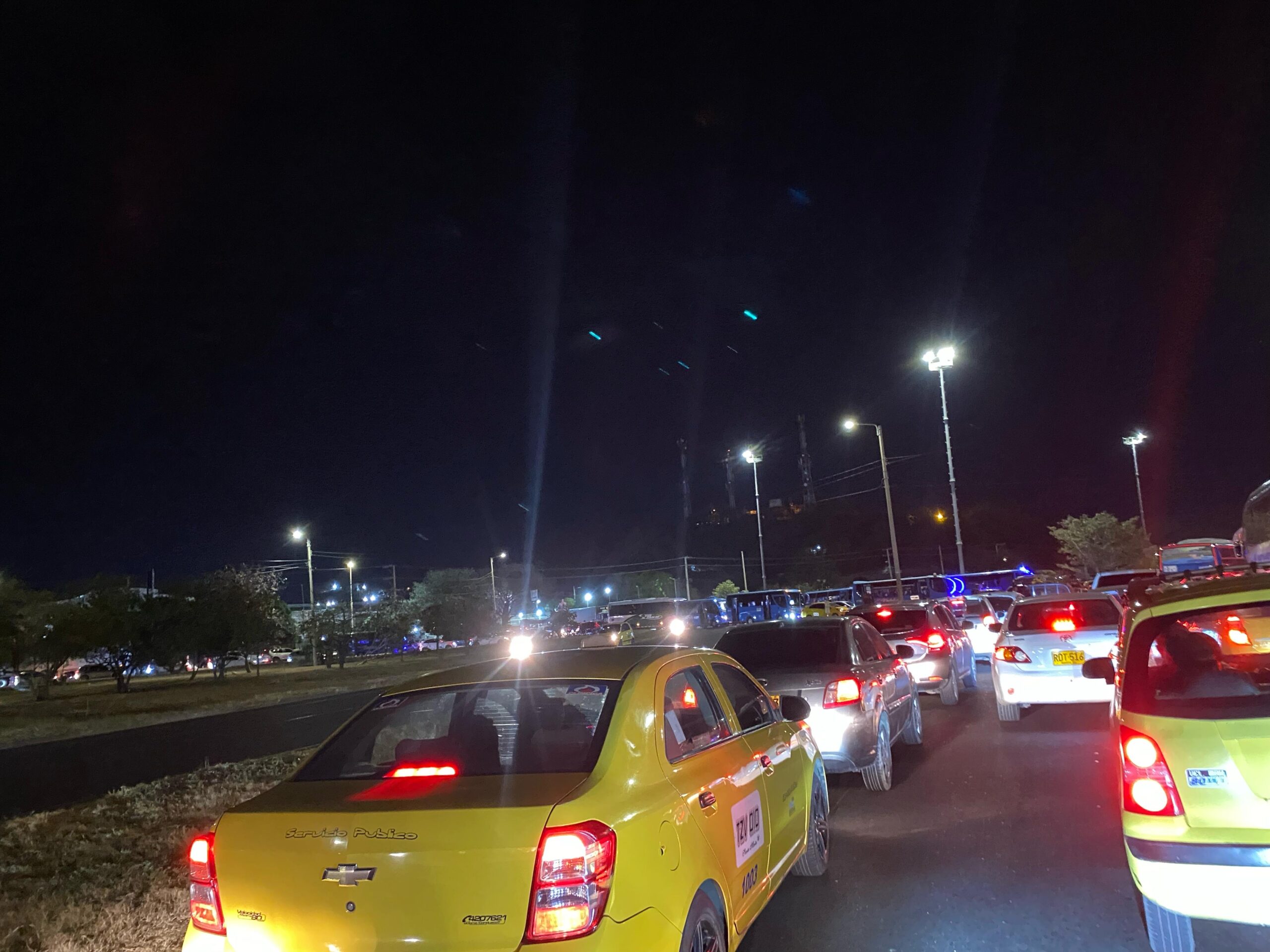 Por falta de alcantarillado trancón vehicular en la via troncal y sector de mamatoco