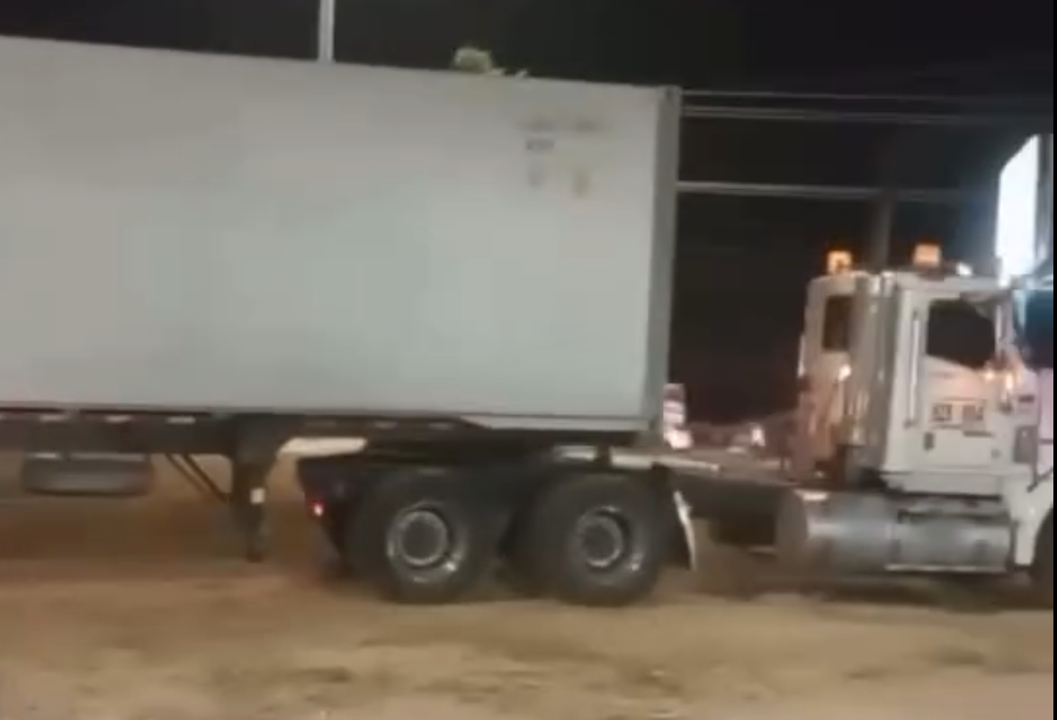 Camión atraviesa separador de la Rotonda “La Piragua” para evadir protesta 
