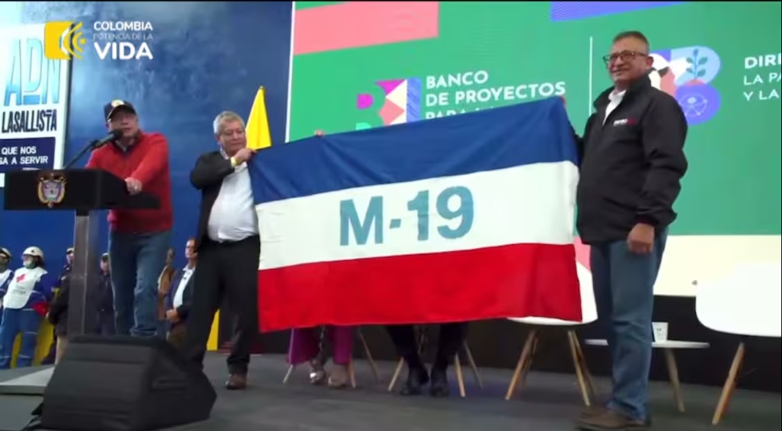 Petro celebra la decisión del Consejo de Estado: La bandera del M-19 es legal