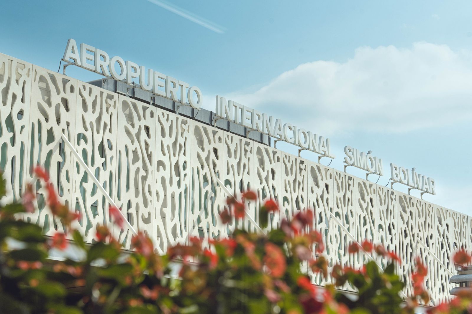 Por atrasos en vuelos y gran flujo de pasajeros en el aeropuerto de Santa Marta subió la sensación térmica dice aeropuertos de oriente