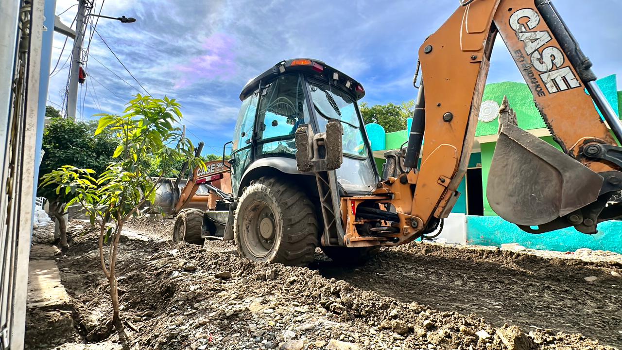 Administración de Carlos Pinedo responde con ayuda y maquinaria amarilla a comunidades afectadas