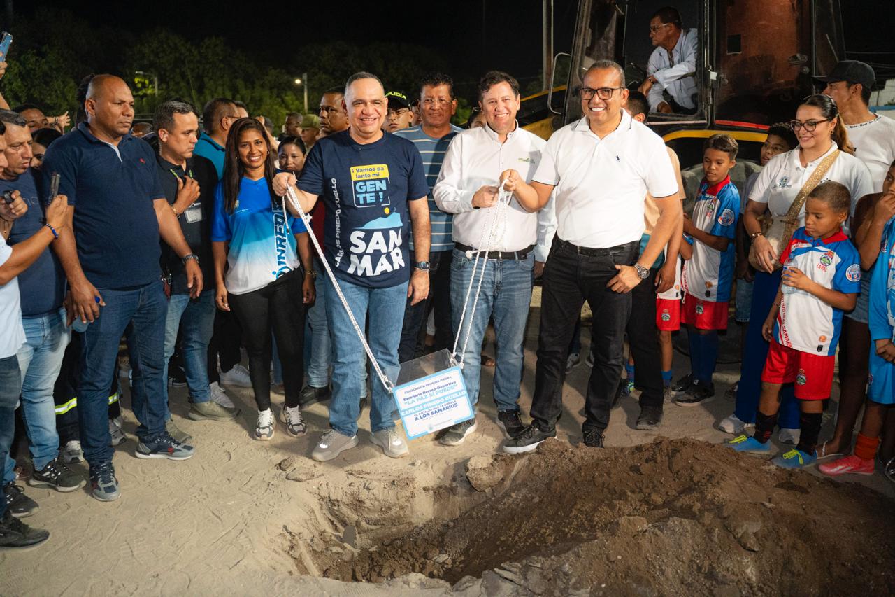 Gobierno de Carlos Pinedo inicia construcción de escenario recreodeportivo en el barrio La Paz