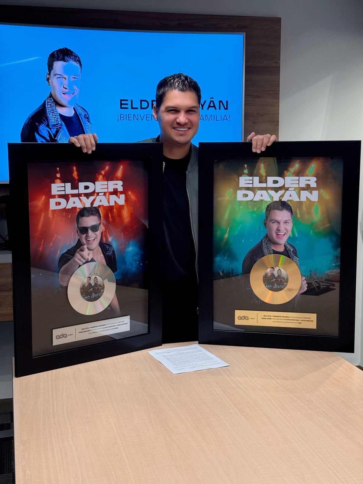 ELDER DAYÁN FIRMA CON ADA DE WARNER MUSIC GROUP, RECIBE DISCO DE ORO Y PLATINO Y RATIFICA SU GRAN MOMENTO CON CINCO EXITOSAS PRESENTACIONES.