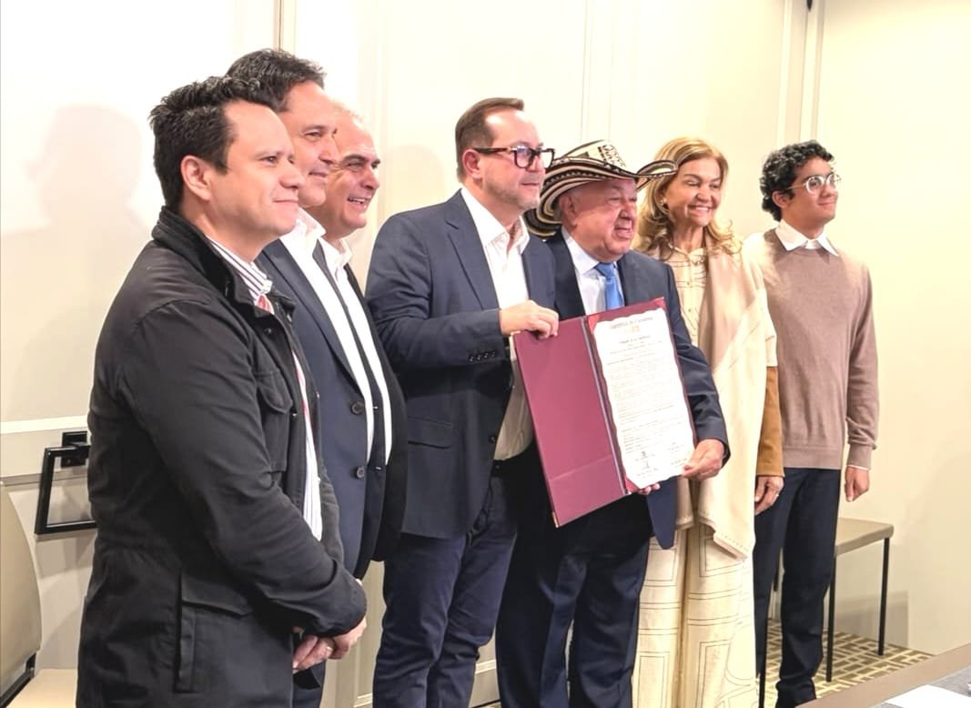 CONDECORACIÓN DEL SENADO PARA EL REPORTERO DEL CAMPO