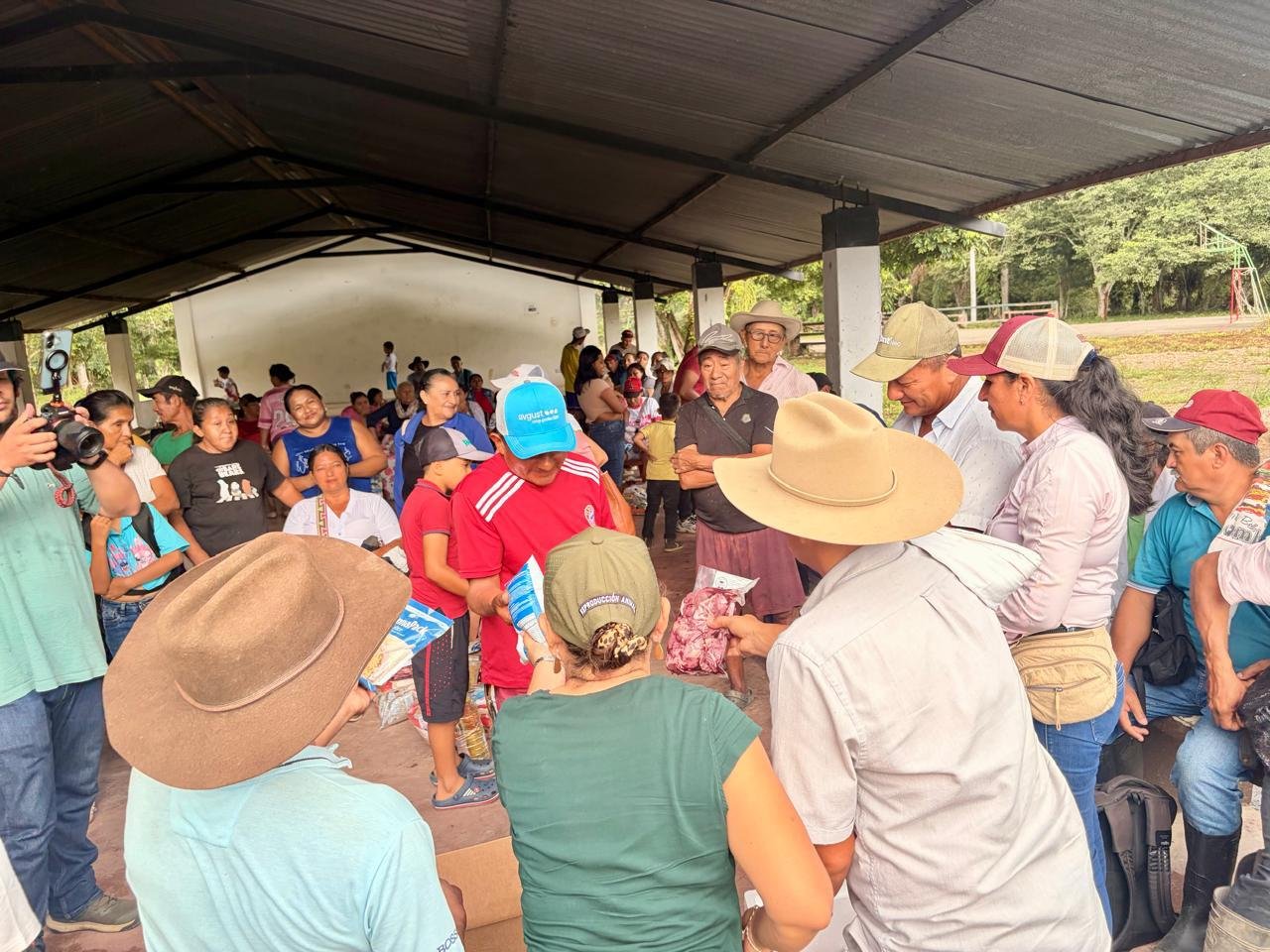 Más de 805.000 vasos de leche y 9 toneladas de carne han entregado el Fondo Nacional del Ganado, FEDEGÁN y FUNDAGÁN a los damnificados por terremoto e invierno